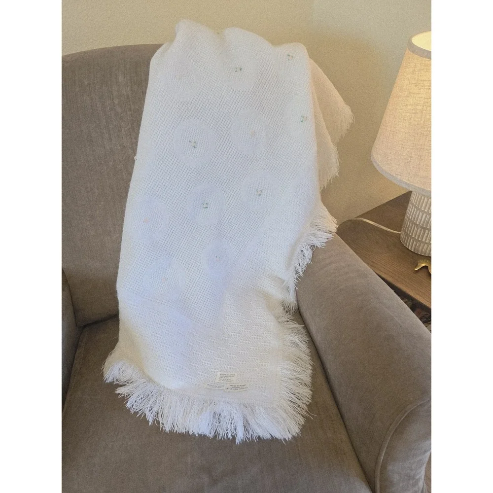 Vintage Macys Baby Blanket Made In Spain White Embroidered Flowers Fringe Knit